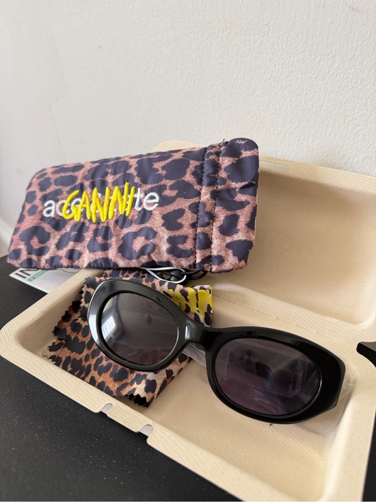 Ganni Glossy Black Cat-Eye Sunglasses with Dark Lenses